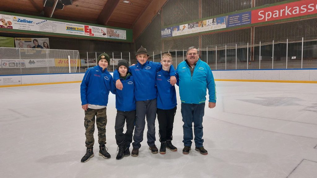 v.l. Lenny Fouquet, Lukas Weikl, Tobias Leutner, Lukas Hutterer, Jugendbetreuer Georg Wölfl