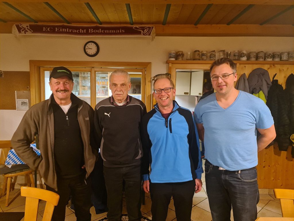 v.L. 2. Platz Hans Breinbauer, 1. Platz Reinhold Geier, 3. Platz Christian Bachl, 1. Vorstand Christian Kollmeier