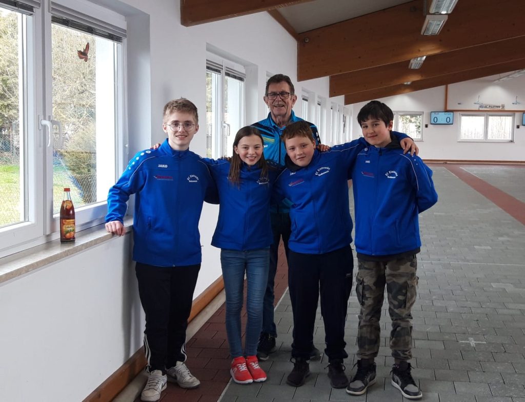 v.l. Lukas Hutterer, Anna Kollmeier, Max Kufner, Lenny Fouquet, dahinter Betreuer Willi Weinberger