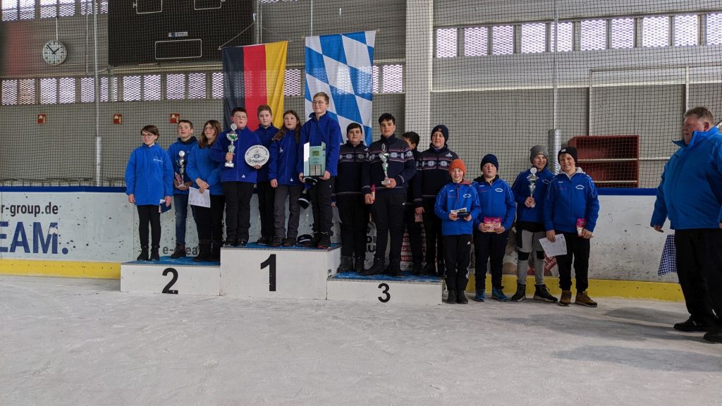 v.l. 2. Platz SV Kay I, 1. Platz ESC Rattenbach, 3. Platz TSV Kühbach I, 4. Platz EC Eintracht Bodenmais II